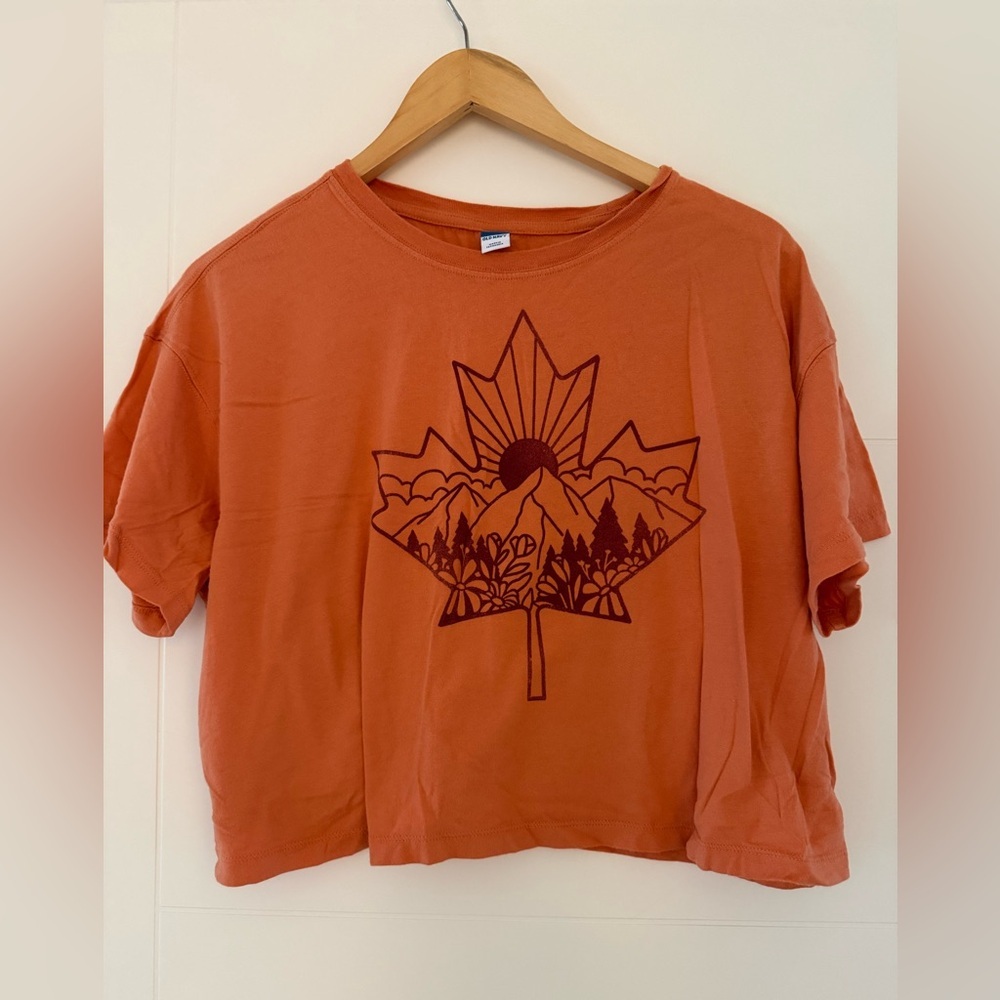 Old Navy Canada Graphic Boxy Tee, size M. Never a better time to show off 🇨🇦❤️!
